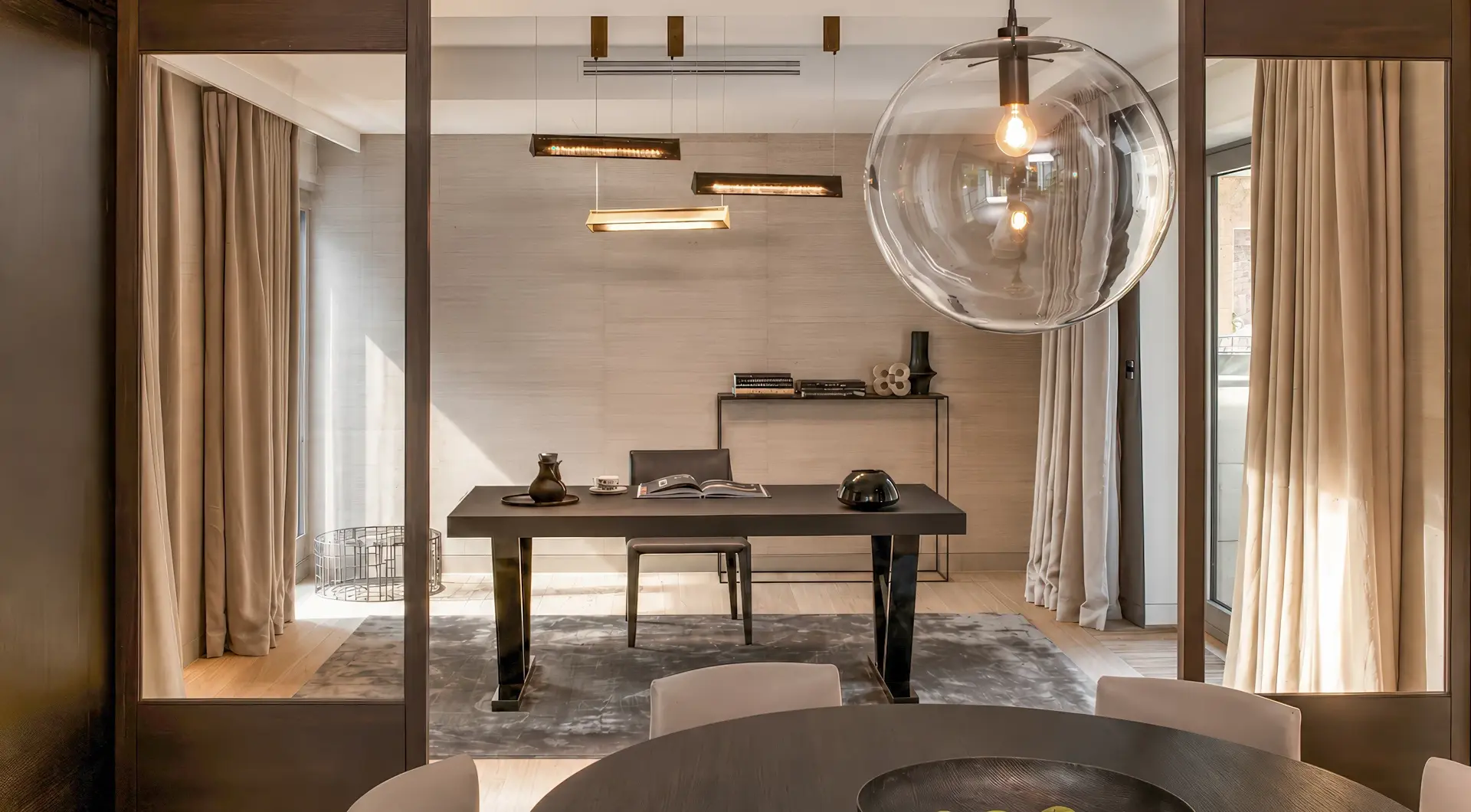 Apartament przy Łazienkach Królewskich z elegancką jadalnią i prywatnym gabinetem z designerskim oświetleniem.