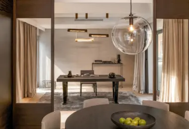 Apartament przy Łazienkach Królewskich z elegancką jadalnią i prywatnym gabinetem z designerskim oświetleniem.