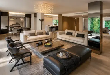 Apartament przy Łazienkach Królewskich – elegancki salon z widokiem na zieleń