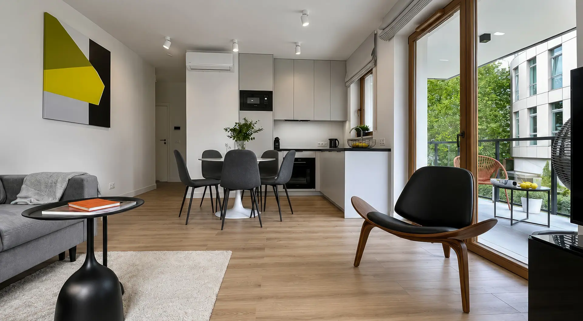 Mieszkanie do wynajęcia Wola – przestronny salon z kuchnią, jadalnią i wyjściem na balkon