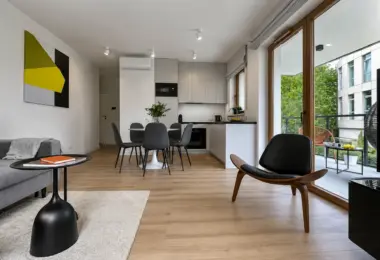 Mieszkanie do wynajęcia Wola – przestronny salon z kuchnią, jadalnią i wyjściem na balkon