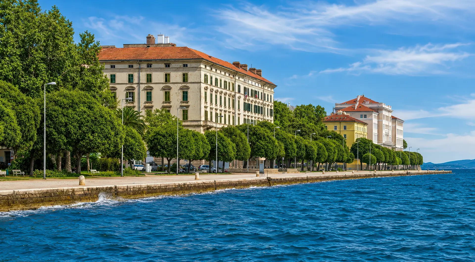 Nowoczesna willa w Zadarze – nadmorska promenada, zabytkowa zabudowa i Adriatyk