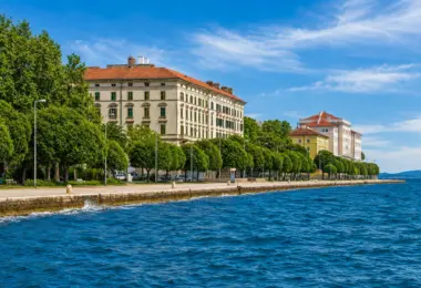Nowoczesna willa w Zadarze – nadmorska promenada, zabytkowa zabudowa i Adriatyk