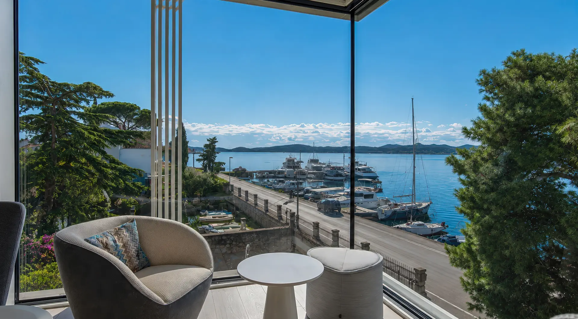 Nowoczesna willa w Zadarze – strefa wypoczynkowa z panoramicznym widokiem na marinę i Adriatyk