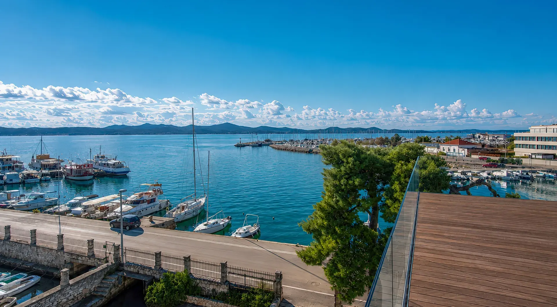 Nowoczesna willa w Zadarze – panoramiczny widok na marinę, Adriatyk i zacumowane jachty