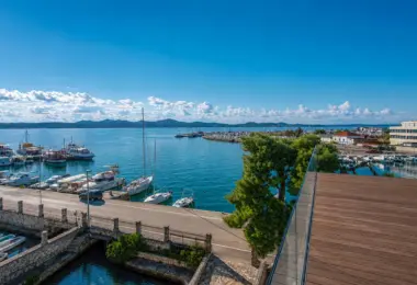 Nowoczesna willa w Zadarze – panoramiczny widok na marinę, Adriatyk i zacumowane jachty