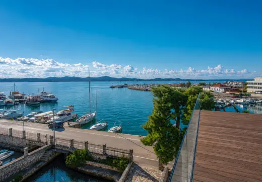 Nowoczesna willa w Zadarze – panoramiczny widok na marinę, Adriatyk i zacumowane jachty