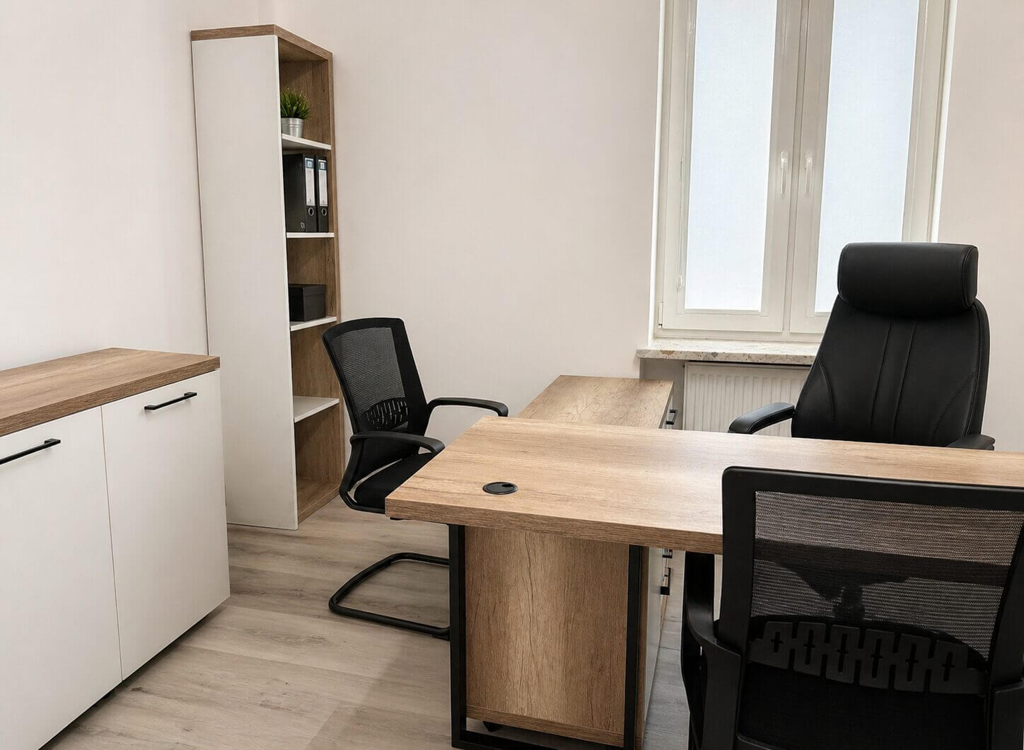 Reprezentacyjne biuro | 14 pokoi | Parking 8 aut