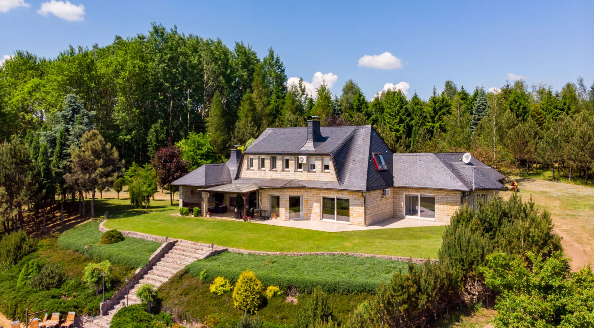 Dom w stylu śródziemnomorskim nad jeziorem Mazury