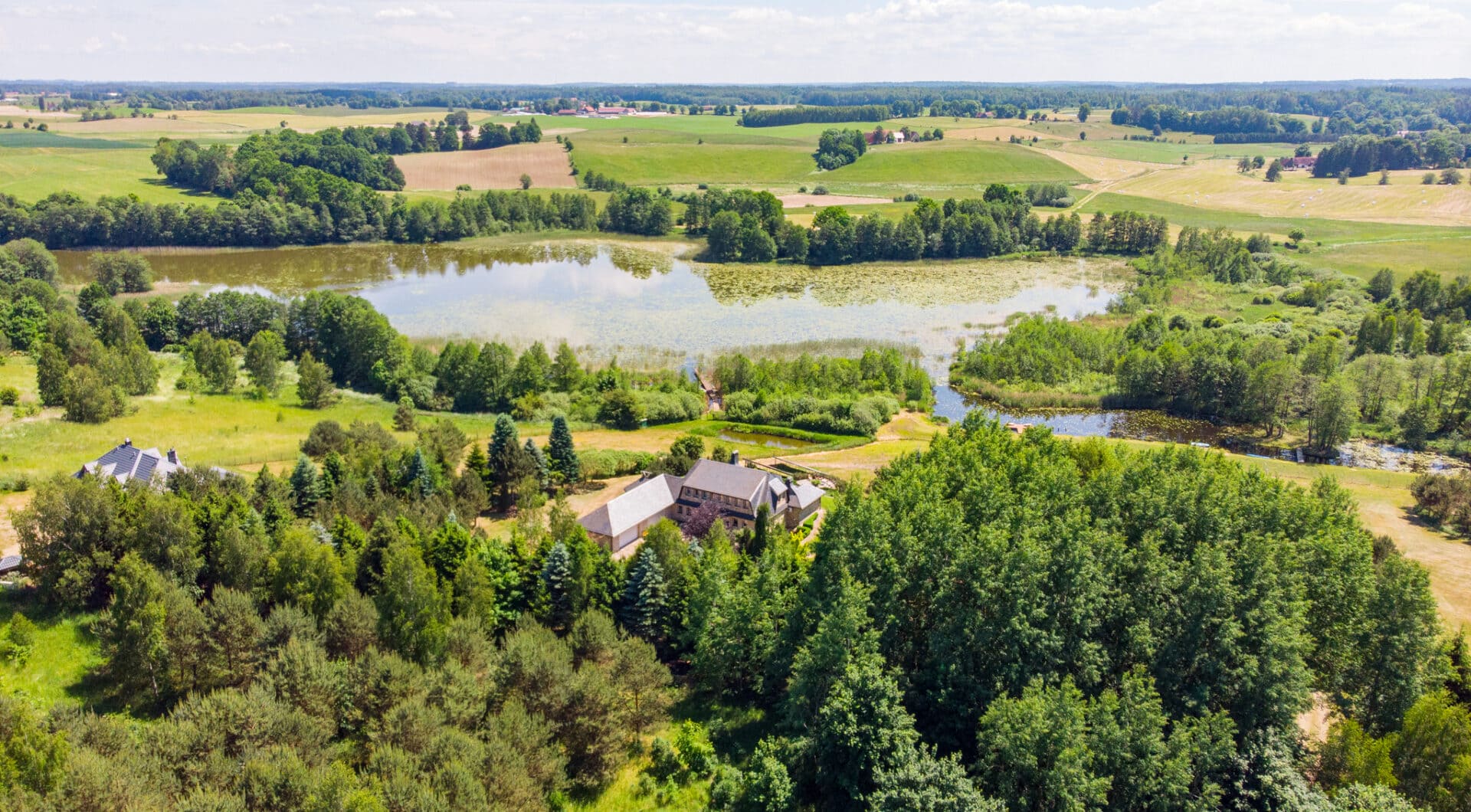 Dom w stylu śródziemnomorskim nad jeziorem Mazury