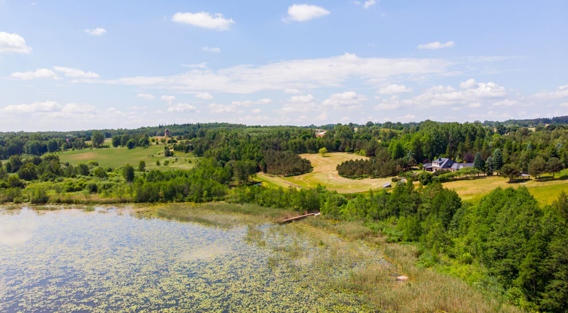 Dom w stylu śródziemnomorskim nad jeziorem Mazury