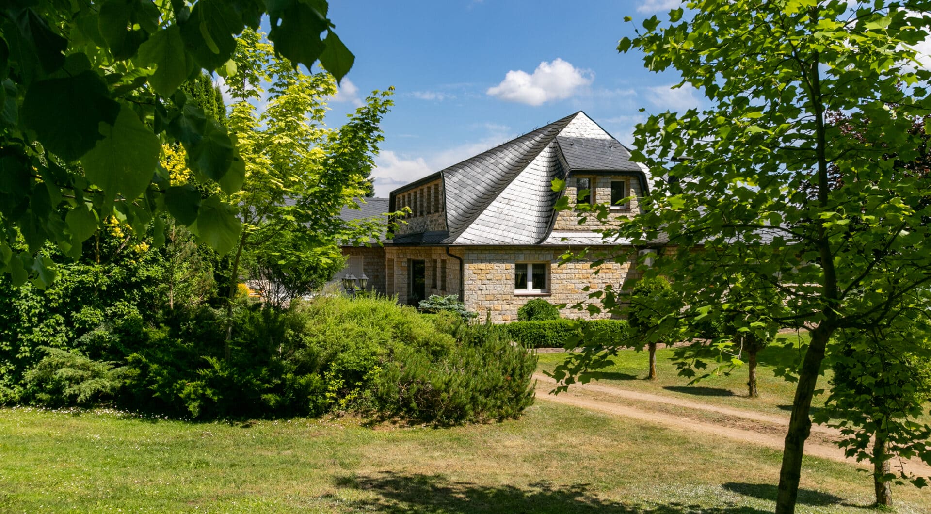 Dom w stylu śródziemnomorskim nad jeziorem Mazury