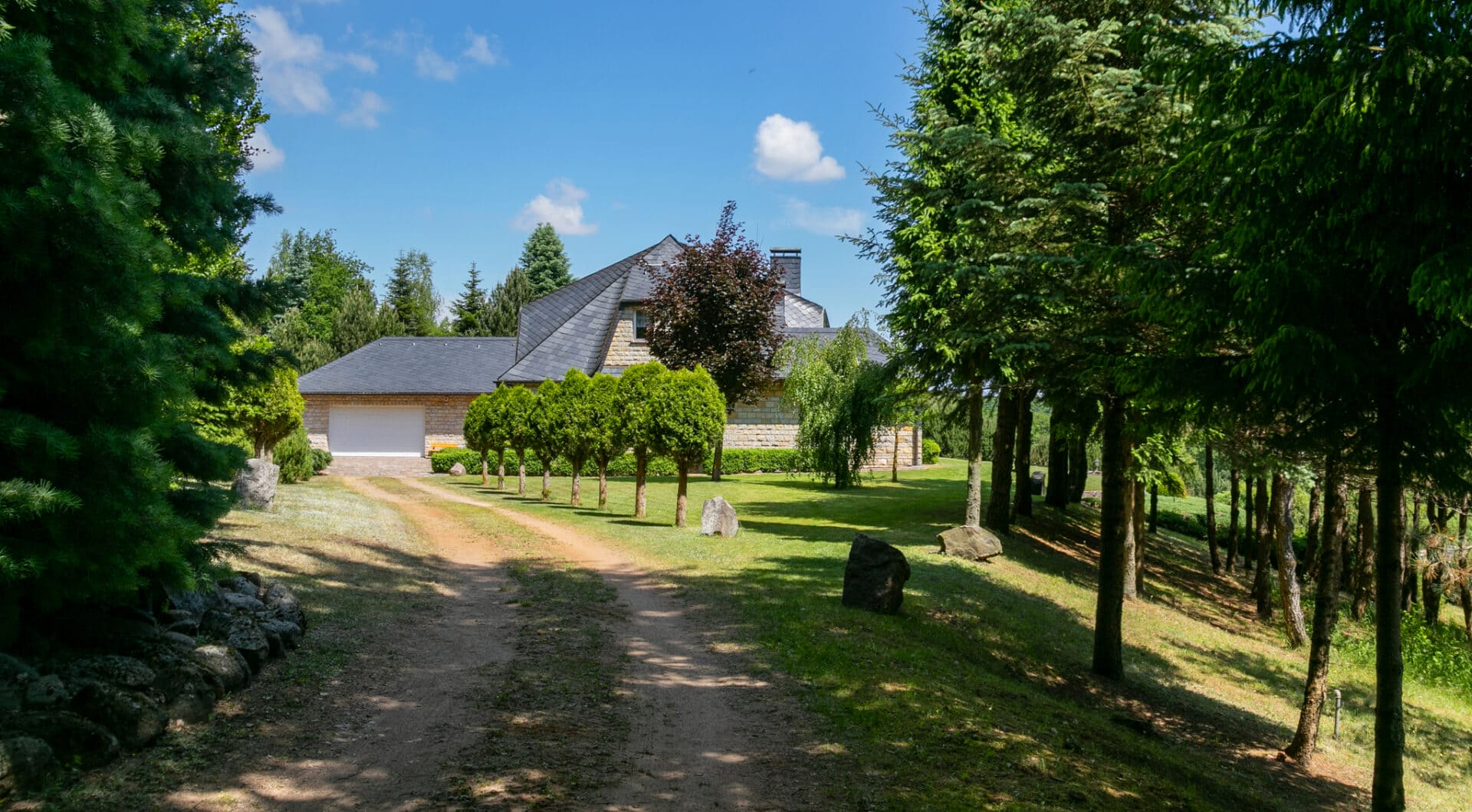 Dom w stylu śródziemnomorskim nad jeziorem Mazury