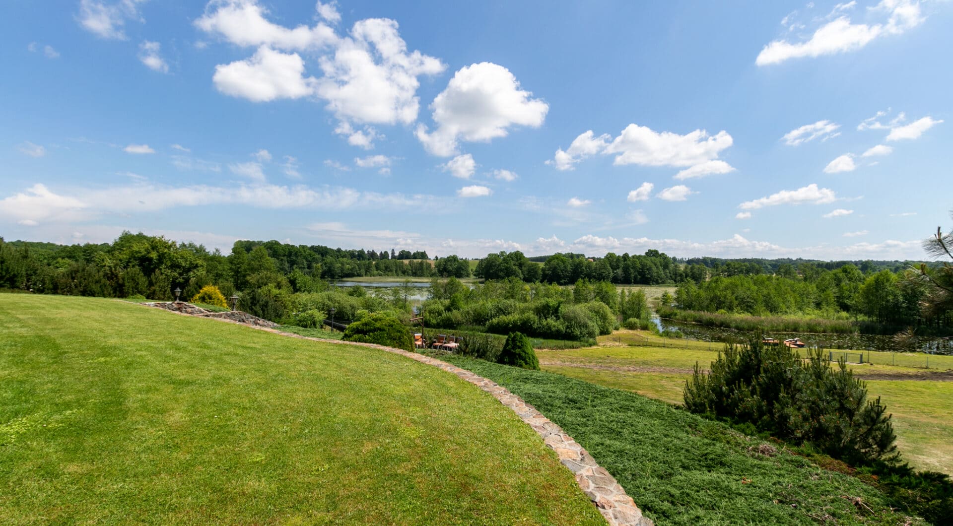 Dom w stylu śródziemnomorskim nad jeziorem Mazury