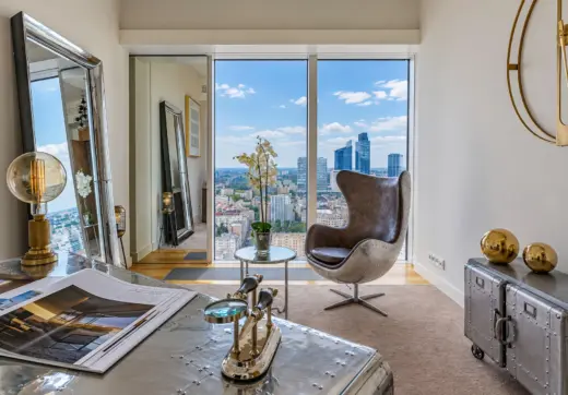 Apartament na sprzedaż Złota 44 – elegancki gabinet z panoramicznym widokiem na Warszawę