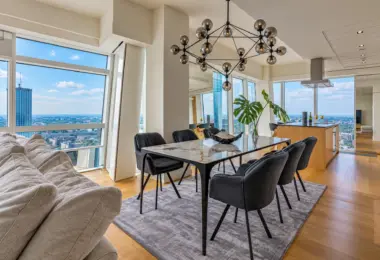 Apartament na sprzedaż Złota 44 – elegancka jadalnia z panoramicznym widokiem na Warszawę