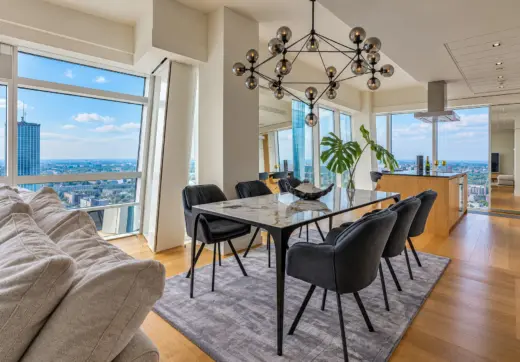 Apartament na sprzedaż Złota 44 – elegancka jadalnia z panoramicznym widokiem na Warszawę