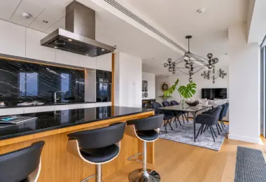 Apartament na sprzedaż Złota 44 – nowoczesna kuchnia z wyspą, jadalnią i przestronnym salonem