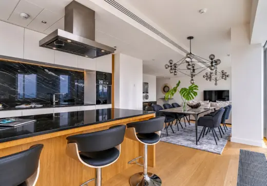 Apartament na sprzedaż Złota 44 – nowoczesna kuchnia z wyspą, jadalnią i przestronnym salonem