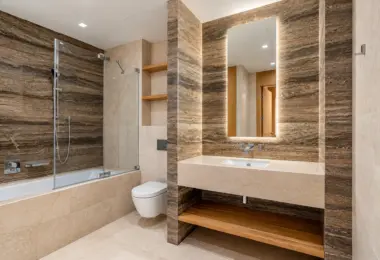 Apartament na sprzedaż Złota 44 – luksusowa łazienka z wanną i kamiennym wykończeniem