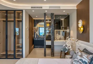 Apartament na sprzedaż Velaya – elegancka sypialnia z przeszkloną garderobą i prywatną łazienką