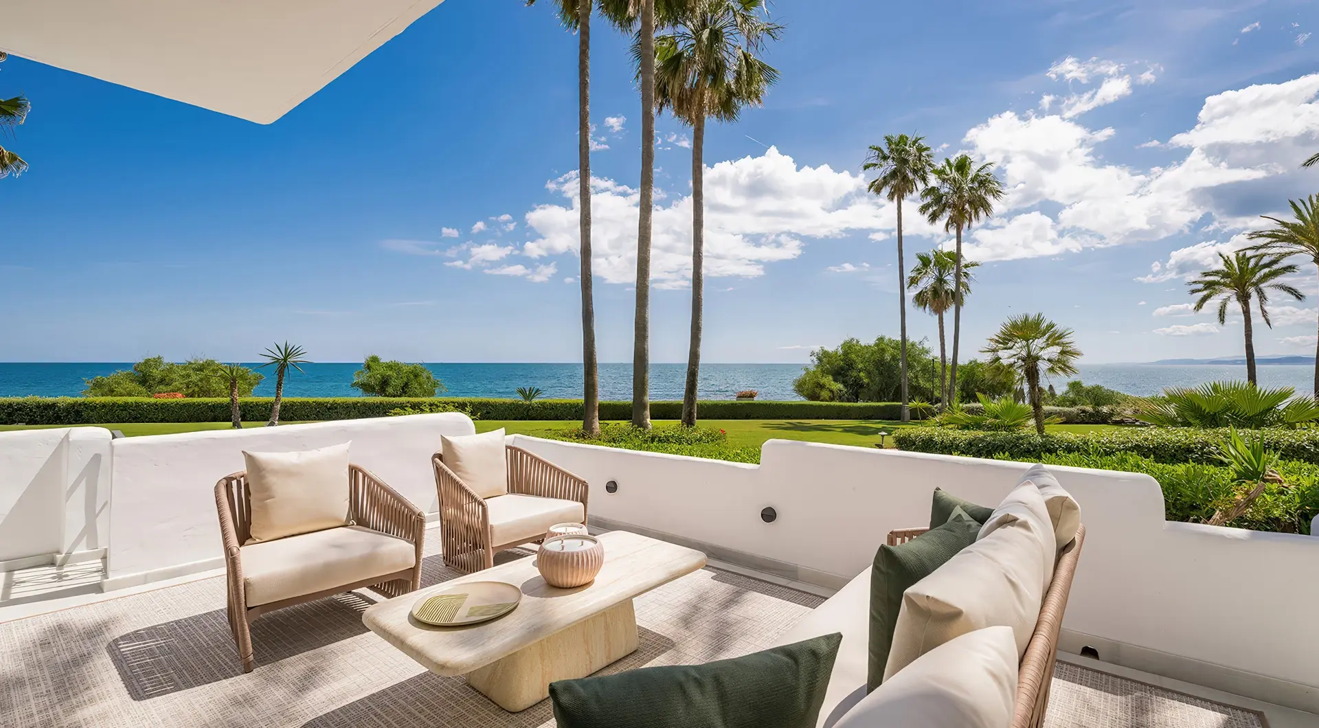 Apartament na sprzedaż w Esteponie – przestronny taras z wypoczynkiem i widokiem na Morze Śródziemne w Alcazaba Beach.